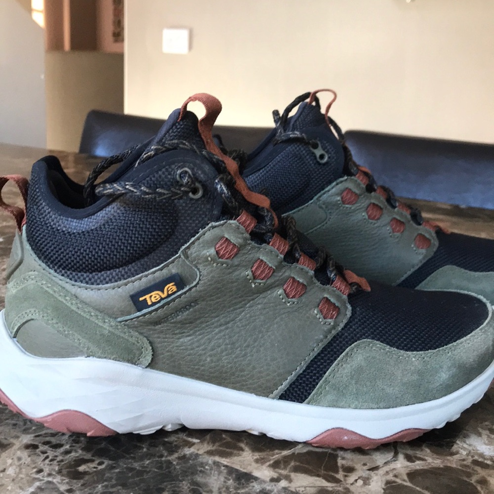 Teva hiking boots - never worn